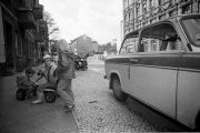 Kinder in der Kollwitz Strasse Spielend Ost Berlin DDR